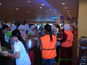Pekerja tidak sabar untuk menjamu selera lauk asam pedas Johor.